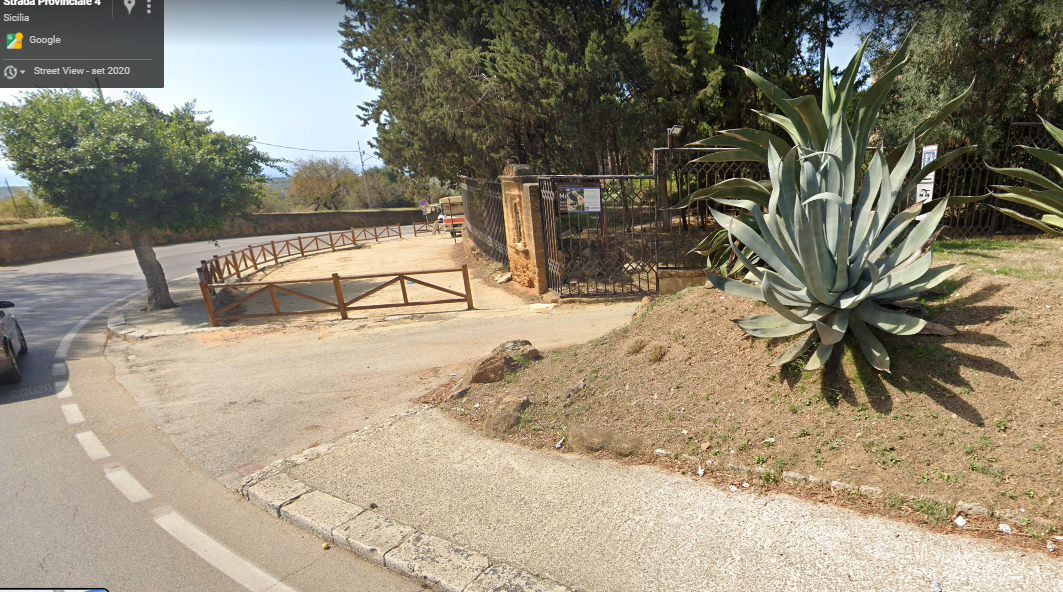 Stradina che conduce al parcheggio della Chiesa